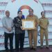 Pemerintah Kabupaten Asahan yang diwakili oleh Wakil Bupati Asahan Taufik Zainal Abidin, S.Sos, M.Si menerima Piagam penghargaan yang diserahkan langsung Anggota Ombudsman Republik Indonesia (RI) Dadan Suparjo Suharmawijaya, Selasa (23/01/2024)