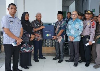  Bupati Asahan H. Surya, BSc menyerahkan alat kesehatan di UPTD Puskesmas Prapat Janji Kecamatan Buntu Pane, Kamis (25/01/2024). Turut hadir Kadis Keseheatan Kabupaten Asahan, Kadis Kominfo Kabupaten Asahan, Unsur Forkopimcam Buntu Pane, Kapus UPTD