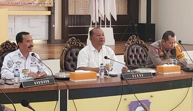 Sekretaris Daerah Provinsi Gorontalo Sofian Ibrahim saat memimpin Rakor Kesiapan Angkutan Lebaran 2024.(F. Humasprov)