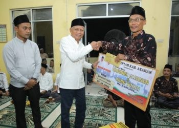 Bupati Asahan, Surya saat menyerahkan secara simbolis bantuan untuk masjid Taqwa dalam kegiatan safari Ramadan perdana, Senin (18/3/2024).
