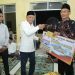 Bupati Asahan, Surya saat menyerahkan secara simbolis bantuan untuk masjid Taqwa dalam kegiatan safari Ramadan perdana, Senin (18/3/2024).