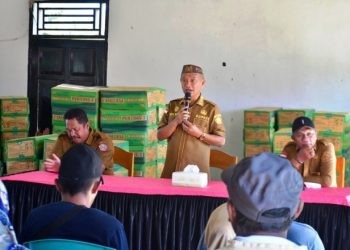 Bupati Pohuwato, Saipul Mbuinga, memberikan sambutan pemberian bantuan benih jagung terhadap masyarakat Kecamatan Dengilo, Senin (25/03/2024). (F. Iwan Karim)