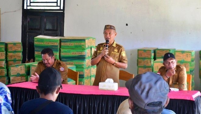 Bupati Pohuwato, Saipul Mbuinga, memberikan sambutan pemberian bantuan benih jagung terhadap masyarakat Kecamatan Dengilo, Senin (25/03/2024). (F. Iwan Karim)