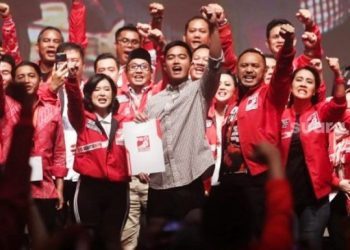 Ketua umum baru Partai Solidaritas Indonesia, Kaesang Pangarep (tengah) bersama dengan Grace Natalie (kiri) dan Giring Ganesha (kanan) pada acara Kopdarnas Deklarasi Politik PSI di Djakarta Theater, Jakarta, Senin (25/9/2023). [Suara.com/Alfian Winanto]