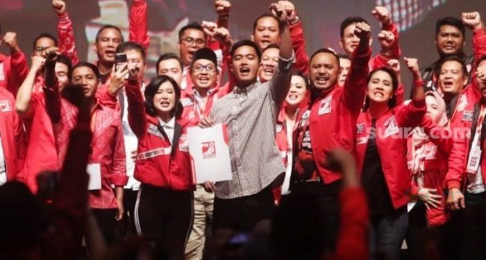 Ketua umum baru Partai Solidaritas Indonesia, Kaesang Pangarep (tengah) bersama dengan Grace Natalie (kiri) dan Giring Ganesha (kanan) pada acara Kopdarnas Deklarasi Politik PSI di Djakarta Theater, Jakarta, Senin (25/9/2023). [Suara.com/Alfian Winanto]