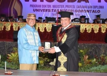 Rektor UNG, Eduart Wolok berpose usai menandatangani kerjasama dengan PT. Puncak Emas Tani Sejahtera (PETS) dan PT. Gorontalo Sejahtera Mining (GSM), Rabu (21/2/2024). (dok. ung)