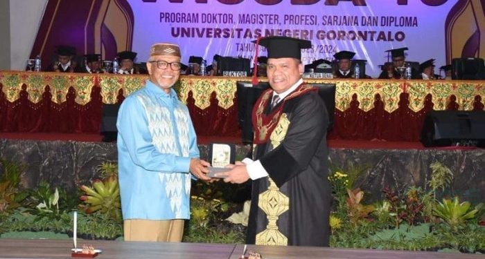 Rektor UNG, Eduart Wolok berpose usai menandatangani kerjasama dengan PT. Puncak Emas Tani Sejahtera (PETS) dan PT. Gorontalo Sejahtera Mining (GSM), Rabu (21/2/2024). (dok. ung)