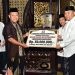 Penjagub Gorontalo Ismail Pakaya saat menyerahkan secara simbolis dana hibah Pemprov Gorontalo kepada takmirul Masjid Baiturrahman Limboto.(F. Humasprov)