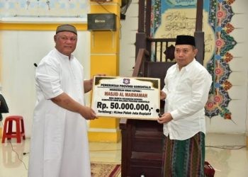 Ketua Takmirul Masjid Al Marhamah Kris Wartabone ketika menerima hibah Pemprov Gorontalo secara simbolis dari Penjagub Ismail Pakaya. (F. Humasprov)