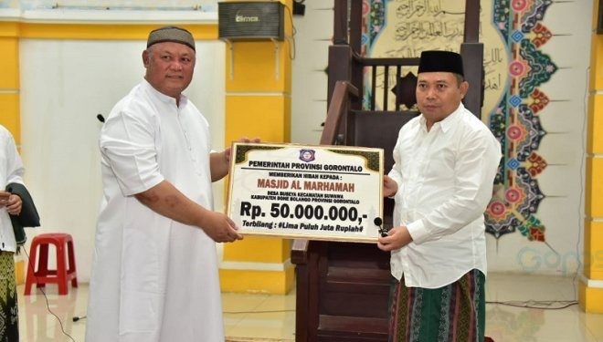 Ketua Takmirul Masjid Al Marhamah Kris Wartabone ketika menerima hibah Pemprov Gorontalo secara simbolis dari Penjagub Ismail Pakaya. (F. Humasprov)