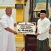 Ketua Takmirul Masjid Al Marhamah Kris Wartabone ketika menerima hibah Pemprov Gorontalo secara simbolis dari Penjagub Ismail Pakaya. (F. Humasprov)