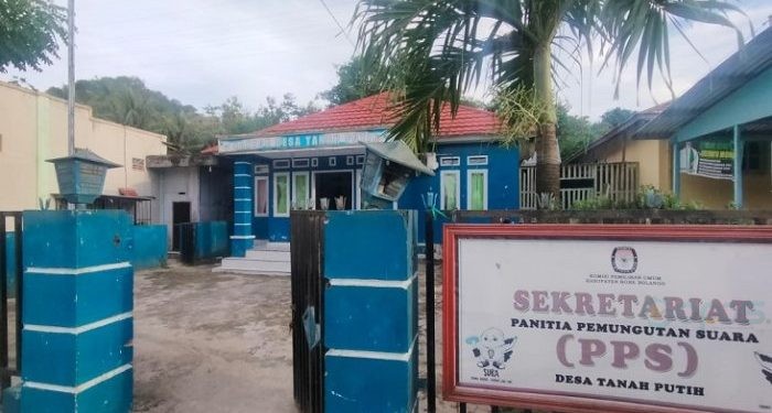 Foto dokumentasi kantor Desa Tanah Putih, Kecamatan Botupingge, Bone Bolango.