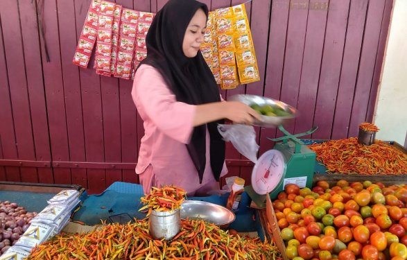 Harga pangan di pasar tradisional Marisa merangkak naik jelang bulan suci Ramadan.(f. Yusuf/gopos)