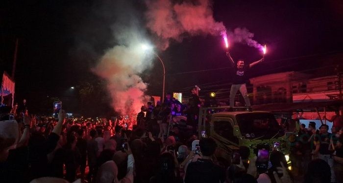 Suasana Festival Obor dan Karnaval Budaya yang diprakarsai Karang Taruna dan Pemuda Motololo Kelurahan Molosipat W Kota Gorontalo dalam ranga menyabut malam Nuzulul Quran 17 Ramadan 1445 H.(F. Iya/gopos)