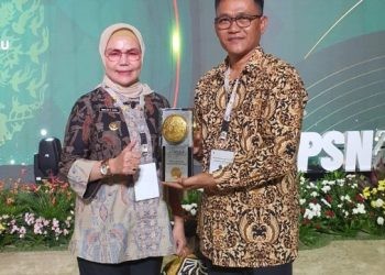 Bupati Merlan S. Uloli didampingi Kepala DLHPP Kabupaten Bone Bolango, Kusno saat menerima penghargaan Piala Adipura tahun 2023, di Gedung Manggala Wanabakti Kementerian LHK, Jakarta, Selasa (5/3/2024). (F.Istimewa)