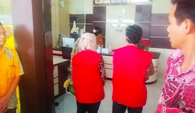 Tersangka ZM dan DA selaku pejabat di Dinas PUPR Kota Gorontalo saat ditetapkan sebagai tersangka di Kejari Kota Gorontalo, Jumat (22/3/2024).(F. Putra/gopos)