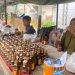Zenab pedagang lampu minyak untuk tradisi Tumbilotohe di Gorontalo menyiapkan sedikitnya 5.000 botol untuk dijual.(F. Aas/gopos)