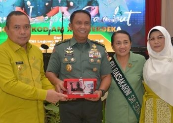 Penjagub Gorontalo Ismail Pakaya saat menyerahkan cinderamata kepada mantan Panglima Komando Daerah Militer (Pangdam) XIII/Merdeka Mayjen TNI Legowo WR Jatmiko. (F. Humasprov)
