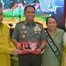 Penjagub Gorontalo Ismail Pakaya saat menyerahkan cinderamata kepada mantan Panglima Komando Daerah Militer (Pangdam) XIII/Merdeka Mayjen TNI Legowo WR Jatmiko. (F. Humasprov)