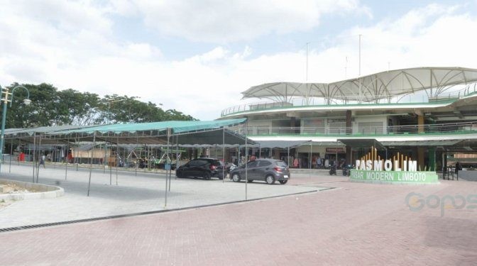 Suasana lokasi pasar senggol yang dipusatkan di Pasar Modern Limboto eks shopping center, Senin (25/3/2024).