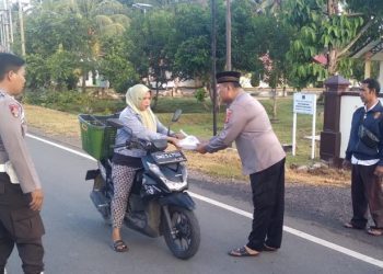 Berbagi takjil yang di lakukan oleh Kapolsek Patilanggio Ipda Jufri Mokodongan.