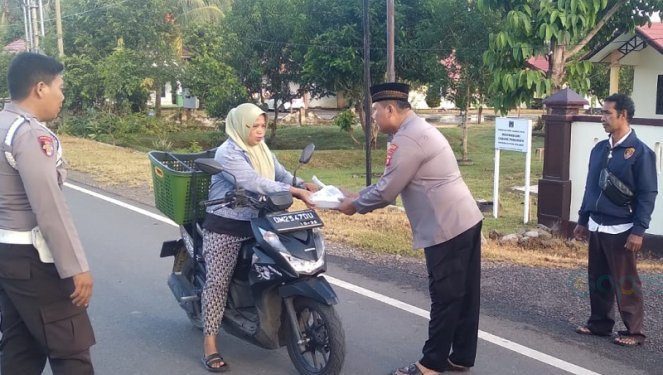 Berbagi takjil yang di lakukan oleh Kapolsek Patilanggio Ipda Jufri Mokodongan.
