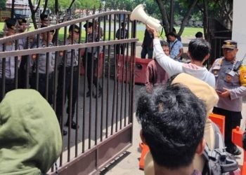 Massa aksi FMPKP saat berdemonstrasi di depan Polda Gorontalo. Kamis (28/3/2024)