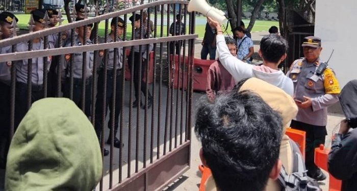 Massa aksi FMPKP saat berdemonstrasi di depan Polda Gorontalo. Kamis (28/3/2024)
