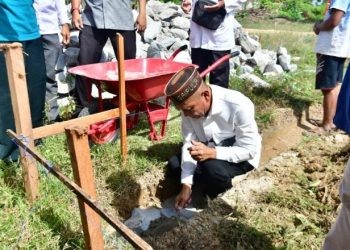 Bupati Pohuwato, Saipul Mbuinga, Melakukan Peletakan Batu Pertama Rumah Swadaya 50 KK di Desa Marisa Utara, Kecamatan Marisa, Pohuwato, Jumat (15/3/2024) (F Humas Pemda Pohuwato)