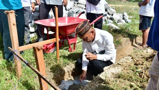 Bupati Pohuwato, Saipul Mbuinga, Melakukan Peletakan Batu Pertama Rumah Swadaya 50 KK di Desa Marisa Utara, Kecamatan Marisa, Pohuwato, Jumat (15/3/2024) (F Humas Pemda Pohuwato)