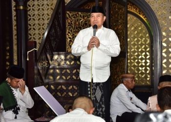 Penjagub Gorontalo Ismail Pakaya saat memberikan sambutan pada pelaksanaan Safari Ramadan Pemprov Gorontalo di Masjid Baiturrahman Limboto, Kabupaten Gorontalo. (F humasprov)