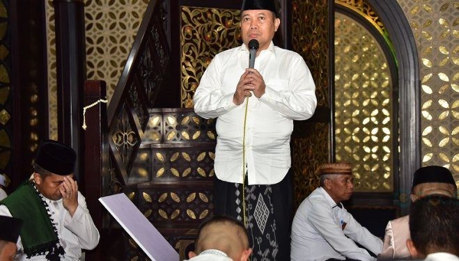 Penjagub Gorontalo Ismail Pakaya saat memberikan sambutan pada pelaksanaan Safari Ramadan Pemprov Gorontalo di Masjid Baiturrahman Limboto, Kabupaten Gorontalo. (F humasprov)