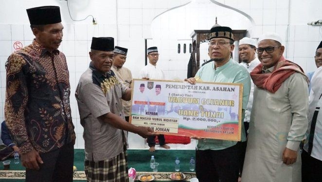 Sekda Asahan John Hardi Nasution saat memberikan bantuan secara simbolis kepada BKM Masjid Nurul Hidayah pada kegiatan Safari Ramadan, Senin malam (18/3/2024).