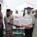 Sekda Asahan John Hardi Nasution saat memberikan bantuan secara simbolis kepada BKM Masjid Nurul Hidayah pada kegiatan Safari Ramadan, Senin malam (18/3/2024).