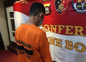 TR alias Ivo (38) harus mendekam di sel tahanan Polres Bone Bolango setelah melakukan aksi penipuan dengan modus service HP. (F. Indra)