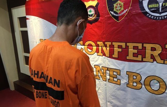 TR alias Ivo (38) harus mendekam di sel tahanan Polres Bone Bolango setelah melakukan aksi penipuan dengan modus service HP. (F. Indra)