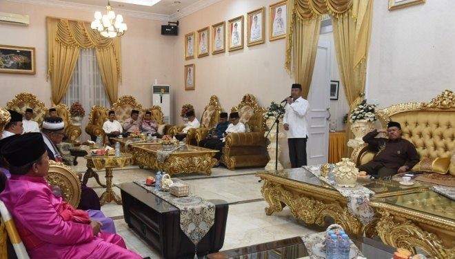 Suasana gelaran adat Tenggeyamo penetapan 1 Ramadan di Rujab Gubernur, Kota Gorontalo, Ahad malam (10/3/2024).(F. Humasprov)