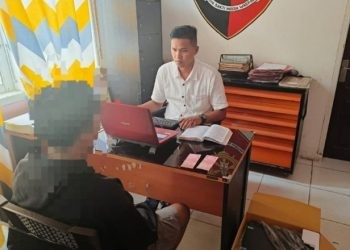 RSB (20) pemuda asal Paguyaman Pantai, Boalemo saat diperiksa penyidik Polsek Kota Utara.