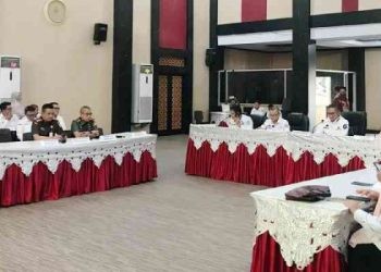 rapat Forum Koordinasi Pimpinan Daerah (FORKOPIMDA DIPERLUAS) bersama Pemerintah Kota membahas terkait kelancaran aktifitas dan juga yang menjadi kekhawatirannya masyarakat jelang hingga pasca lebaran Idul Fitri, di Aula Rumah Dinas Walikota Gorontalo.(3/4/2024)  (iya/Gopos)