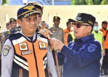 Walikota saat Apel Gelar Pasukan Operasi Kepolisian Terpusat Ketupat Otanaha 2024 dalam Rangka Pengamanan Idul Fitri 1445 H tahun 2024, di Polresta Gorontalo Kota, Kamis (3/4/2024).