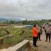 Kepala Kepolisian Daerah Gorontalo Irjen Pol Drs. Pudji Prasetijanto Hadi melakukan peninjauan lokasi banjir yang melanda sejumlah Desa di Kabupaten Gorontalo Utara. Senin (8/4/2024).
