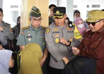 Marten Taha memantau langsung penyaluran BPNT di Pasar Sentral Kota Gorontalo, Senin (8/4/2024).