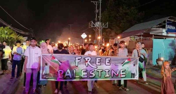 Malam takbiran Idul Fitri 1445 Hijriah di Kelurahan Molosipat U, Gorontalo, dimeriahkan dengan gema takbir dan pawai obor yang digelar oleh remaja setempat.