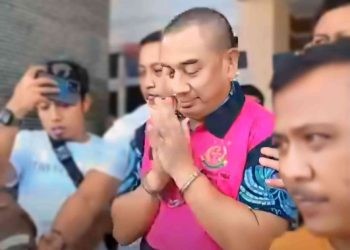 Mantan Bupati Bone Bolango, Hamim Pou menggunakan rompi Kejaksaan. (Putra/Gopos)