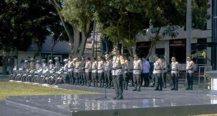 Kepala Kepolisian Daerah Gorontalo Irjen Pol Drs. Pudji Prasetijanto Hadi memimpin apel persiapan pengamanan kunjungan Presiden di Provinsi Gorontalo