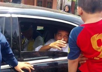 Buat Poster Unik, Adik Reza Cium Tangan Jokowi Saat Kunjungan ke Bulango Ulu