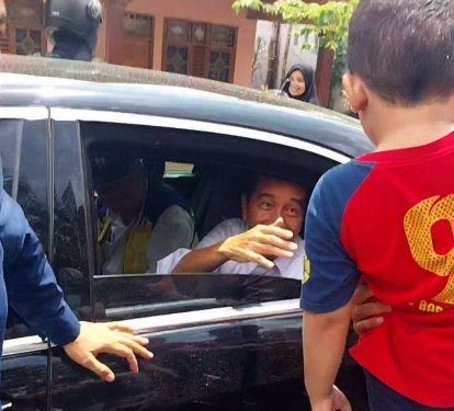 Adik Reza Pradipta Mohammad berhasil mencium tangan Presiden RI Joko Widodo saat dirinya akan berkunjung ke Waduk Bulango Ulu.