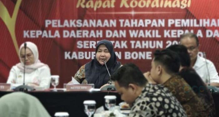 Ketua KPU Bone Bolango, Sutenti Lamuhu saat memberikan arahan di Rapat Koordinasi Pelaksanaan Tahapan Pemilihan Kepala Daerah Serentak tahun 2024 di Hotel Aston Kota Gorontalo, Rabu (24/4/2024).(Putra/Gopos)
