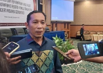 Anggota KPU Provinsi Gorontalo, Hendrik Imran saat diwawancarai awak media tentang hasil audit KAP terhadap LPPDK Parpol dan Calon DPD, Jumat (5/4/2024) (muhajir/gopos)