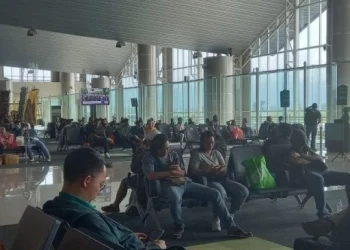 Suasana di Bandara Samrat para penumpang telah berada di ruang tunggu untuk menunggu keberangkatan, di Manado, Kamis (18/4/2024). ANTARA